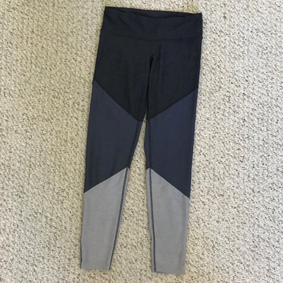 Gray Block Patterned Triangle Pattern Leggings - Picture 2 of 5